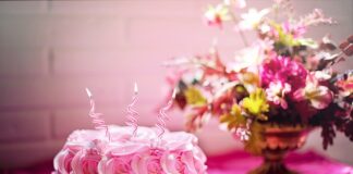 Jakim kremem dekorować torty?